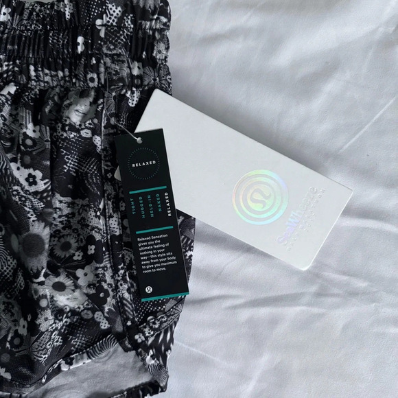 🆕🖤 Lululemon Seawheeze 2017 Tracker Short - Counter Culture White Black - Picture 3 of 7